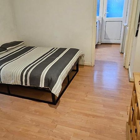 No Frills & Nothing Fancy 1 Bed Studio City Centre คาร์ดิฟฟ์ ภายนอก รูปภาพ