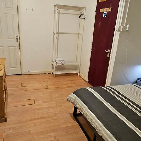 No Frills & Nothing Fancy 1 Bed Studio City Centre คาร์ดิฟฟ์ ภายนอก รูปภาพ